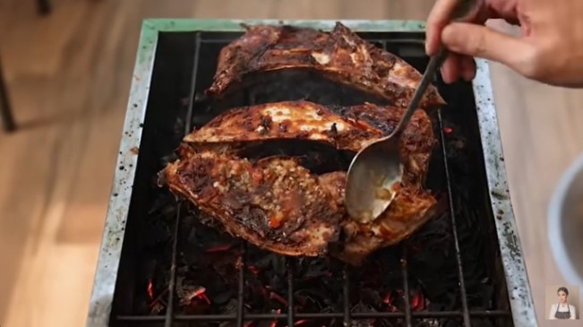 Pembakaran rahang tuna ala Chef Devina. (YouTube)